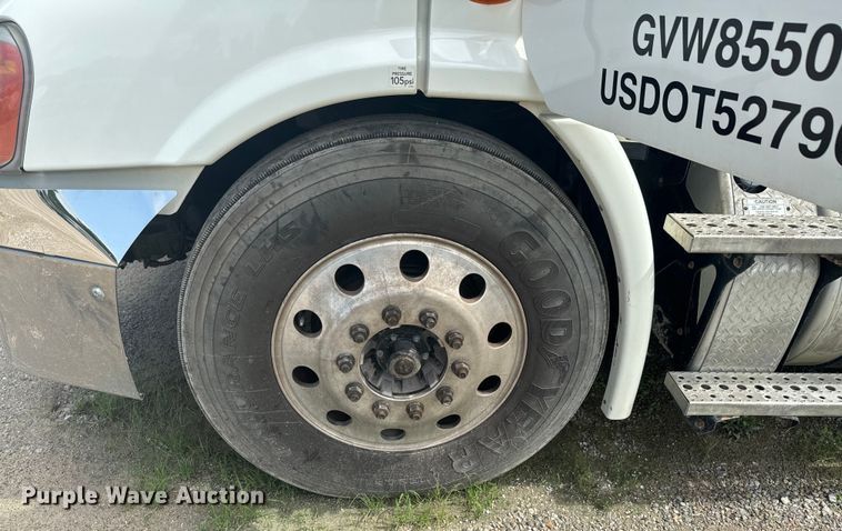 image for item DX0611 2012 Freightliner Cascadia 113 semi truck