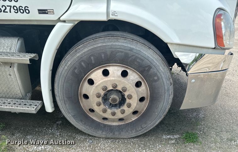 image for item DX0611 2012 Freightliner Cascadia 113 semi truck