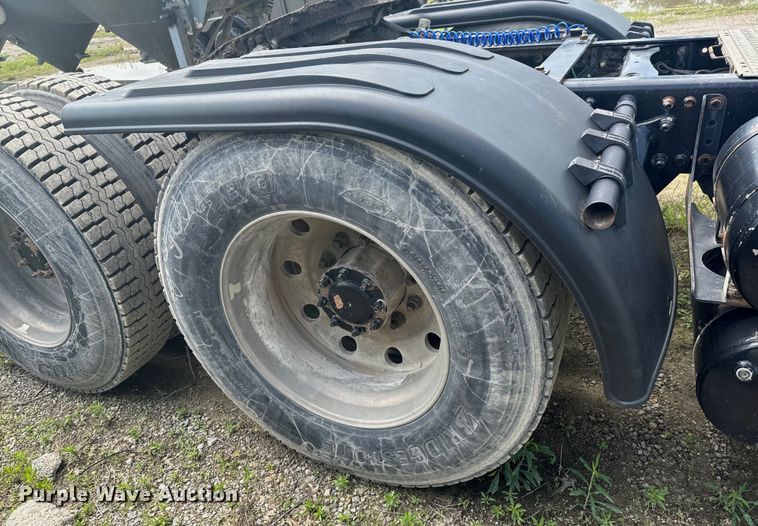 image for item DX0611 2012 Freightliner Cascadia 113 semi truck