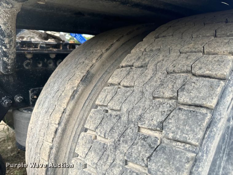 image for item DX0611 2012 Freightliner Cascadia 113 semi truck