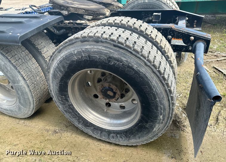 image for item DX0611 2012 Freightliner Cascadia 113 semi truck