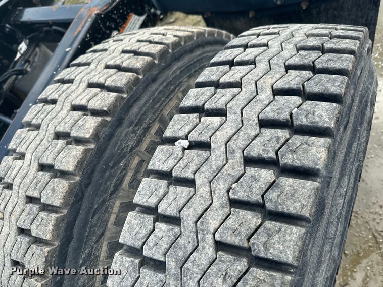 image for item DX0611 2012 Freightliner Cascadia 113 semi truck