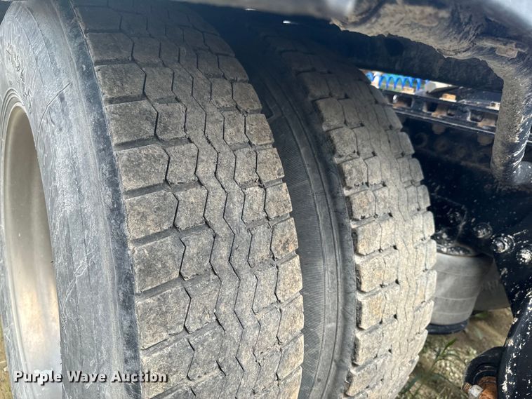 image for item DX0611 2012 Freightliner Cascadia 113 semi truck