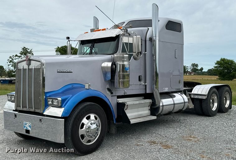 image for item DX0642 2007 Kenworth W900L semi truck