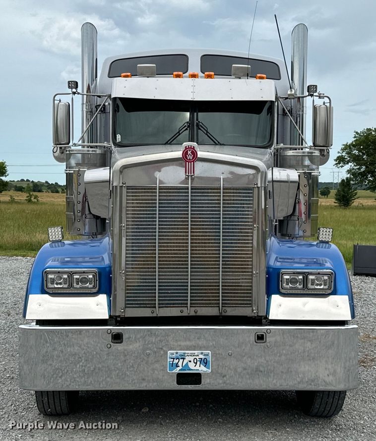 image for item DX0642 2007 Kenworth W900L semi truck