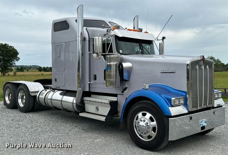 image for item DX0642 2007 Kenworth W900L semi truck