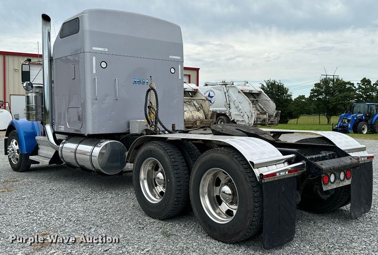 image for item DX0642 2007 Kenworth W900L semi truck