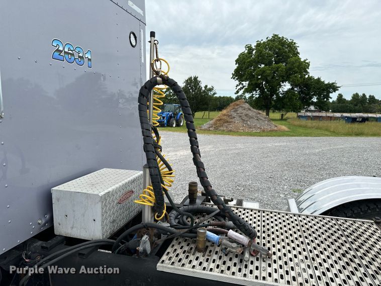 image for item DX0642 2007 Kenworth W900L semi truck