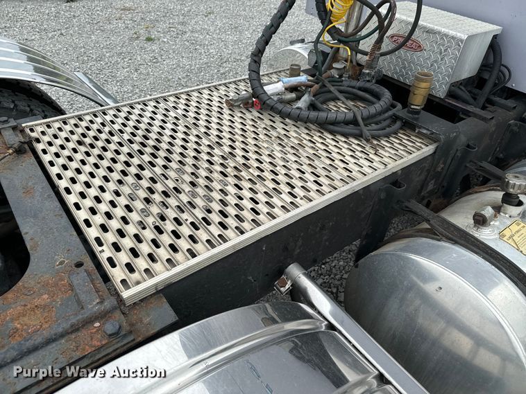 image for item DX0642 2007 Kenworth W900L semi truck