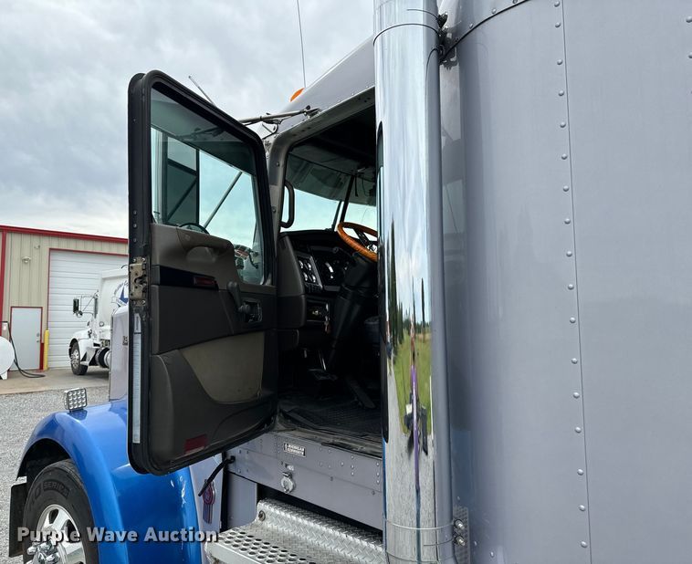 image for item DX0642 2007 Kenworth W900L semi truck