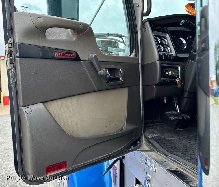 image for item DX0642 2007 Kenworth W900L semi truck