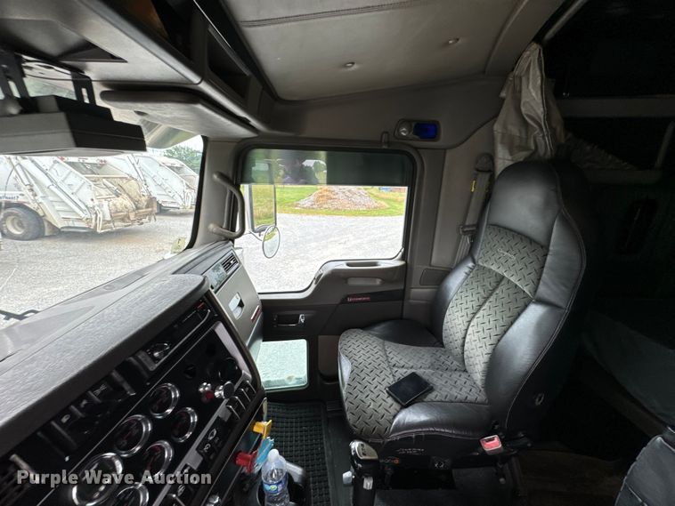 image for item DX0642 2007 Kenworth W900L semi truck