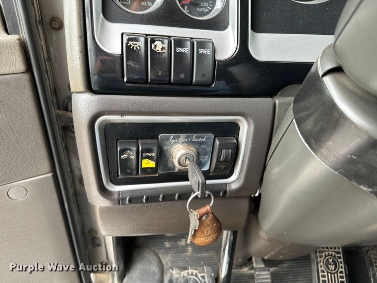 image for item DX0642 2007 Kenworth W900L semi truck