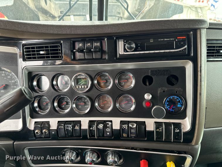 image for item DX0642 2007 Kenworth W900L semi truck