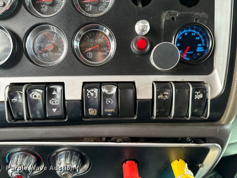 image for item DX0642 2007 Kenworth W900L semi truck