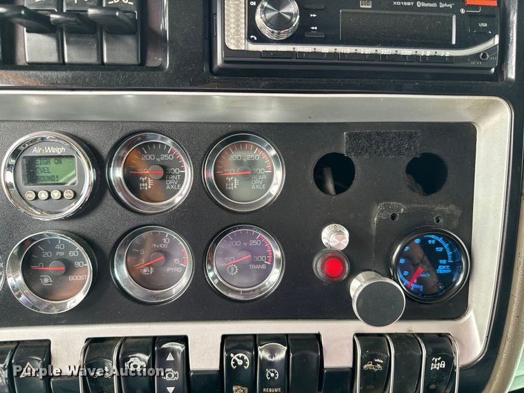 image for item DX0642 2007 Kenworth W900L semi truck