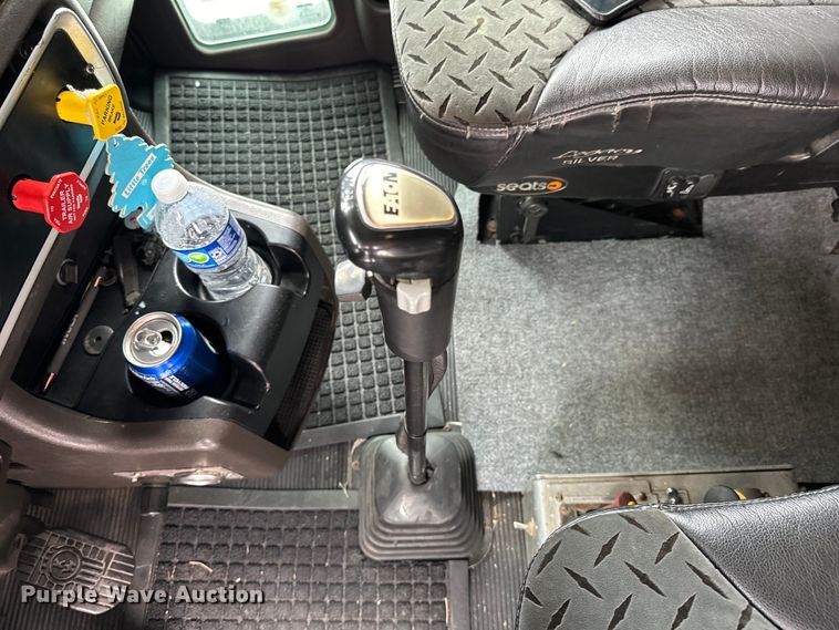 image for item DX0642 2007 Kenworth W900L semi truck