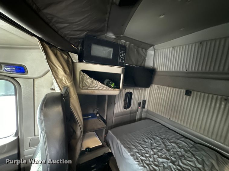 image for item DX0642 2007 Kenworth W900L semi truck