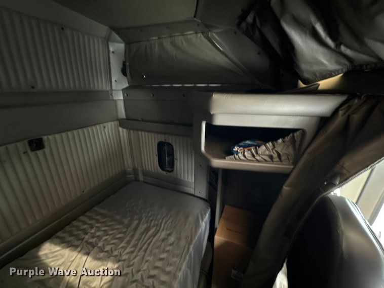 image for item DX0642 2007 Kenworth W900L semi truck