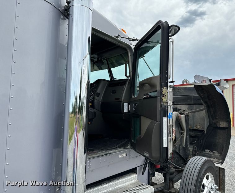 image for item DX0642 2007 Kenworth W900L semi truck