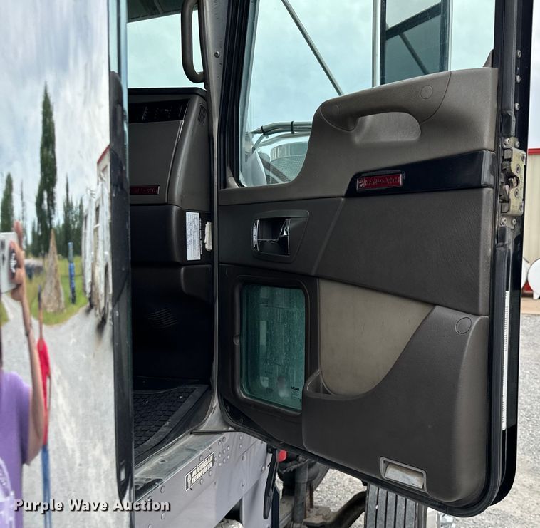 image for item DX0642 2007 Kenworth W900L semi truck