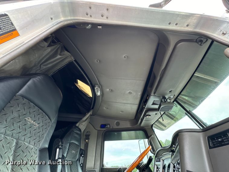 image for item DX0642 2007 Kenworth W900L semi truck