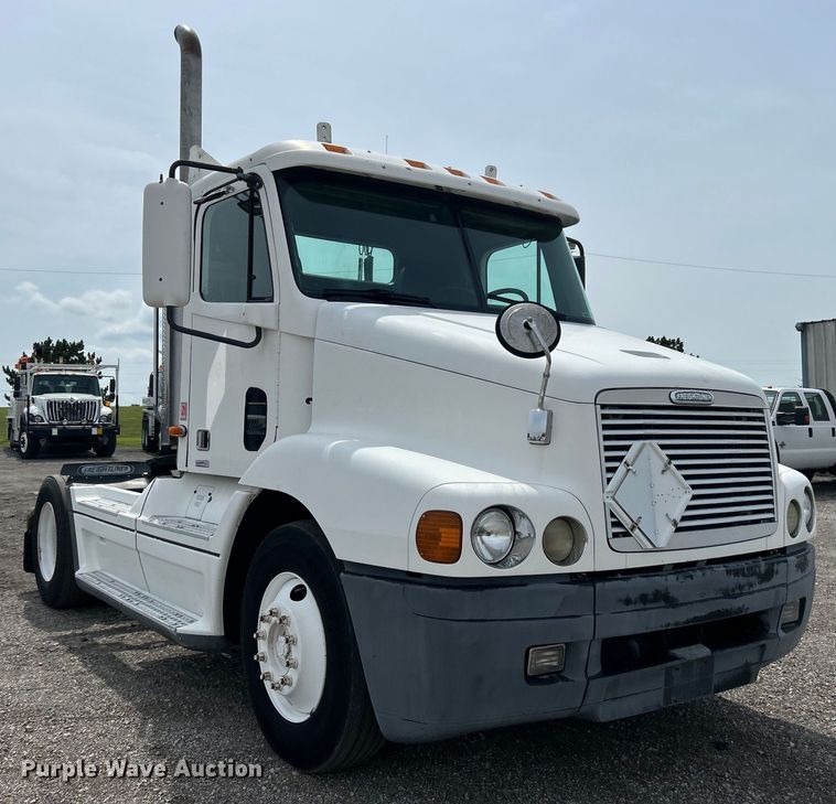 image for item EG0676 2002 Freightliner  Century Class S/T semi truck