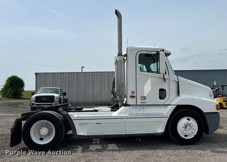 image for item EG0676 2002 Freightliner  Century Class S/T semi truck