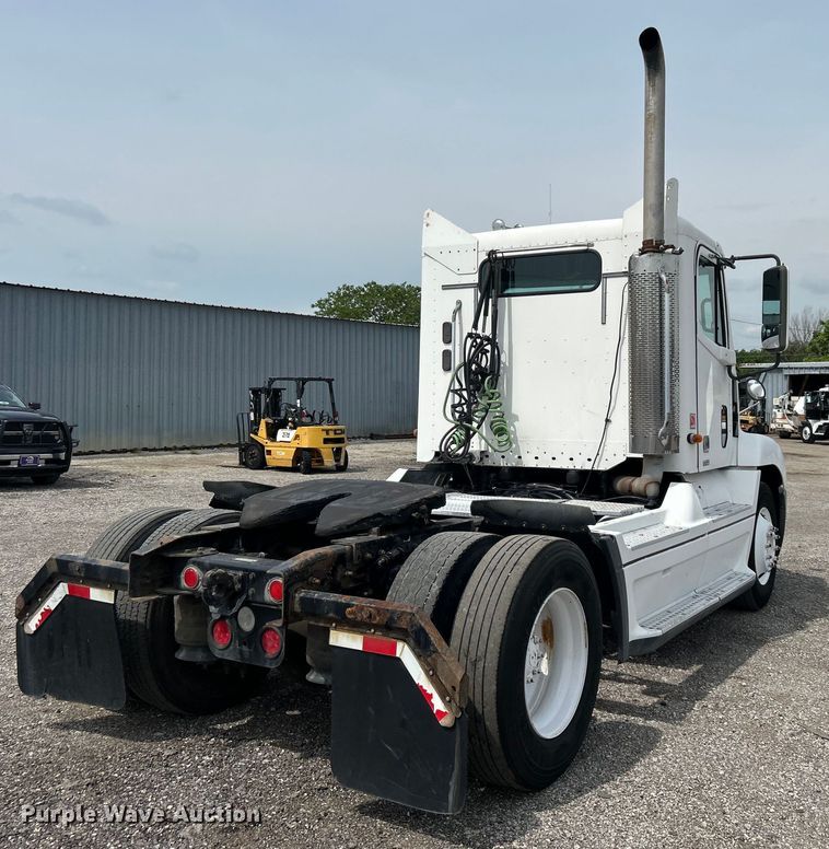 image for item EG0676 2002 Freightliner  Century Class S/T semi truck