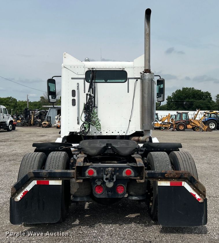 image for item EG0676 2002 Freightliner  Century Class S/T semi truck