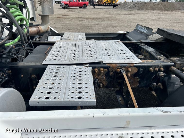 image for item EG0676 2002 Freightliner  Century Class S/T semi truck