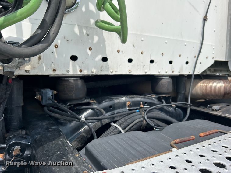 image for item EG0676 2002 Freightliner  Century Class S/T semi truck