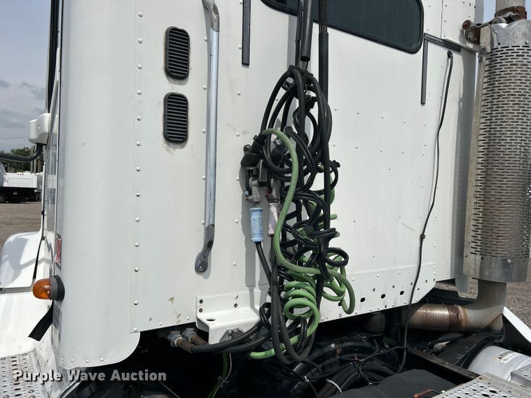 image for item EG0676 2002 Freightliner  Century Class S/T semi truck