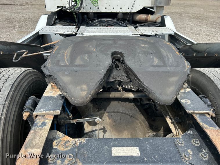 image for item EG0676 2002 Freightliner  Century Class S/T semi truck