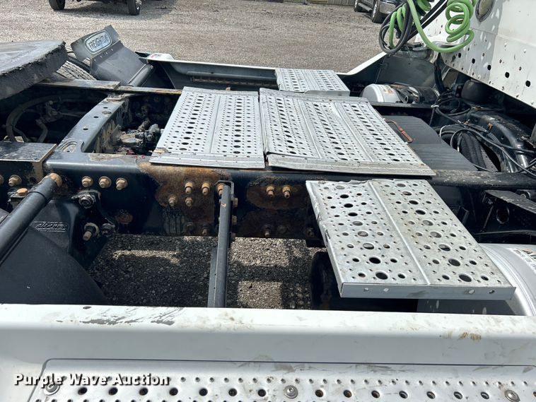 image for item EG0676 2002 Freightliner  Century Class S/T semi truck