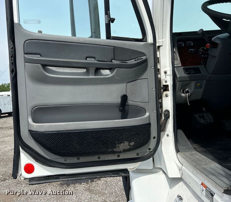 image for item EG0676 2002 Freightliner  Century Class S/T semi truck