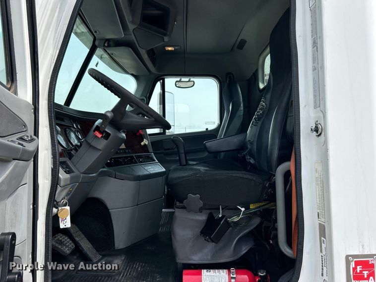 image for item EG0676 2002 Freightliner  Century Class S/T semi truck