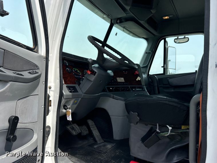 image for item EG0676 2002 Freightliner  Century Class S/T semi truck