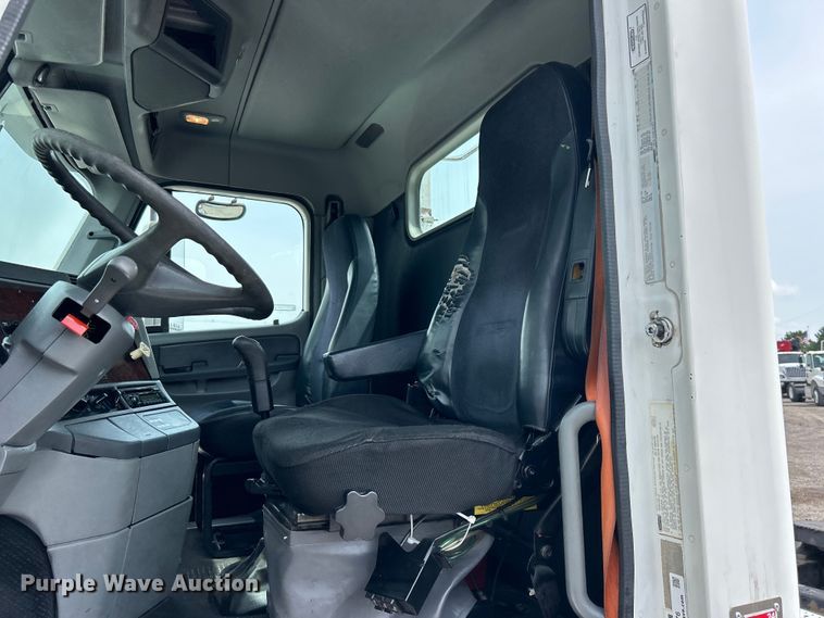 image for item EG0676 2002 Freightliner  Century Class S/T semi truck