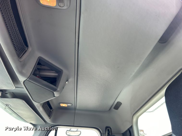 image for item EG0676 2002 Freightliner  Century Class S/T semi truck