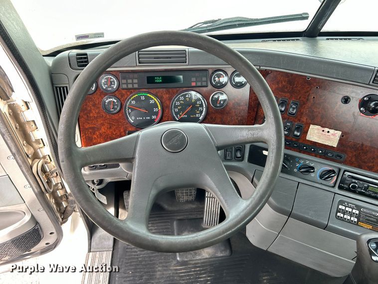 image for item EG0676 2002 Freightliner  Century Class S/T semi truck