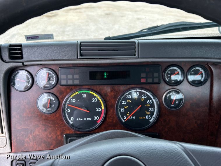 image for item EG0676 2002 Freightliner  Century Class S/T semi truck