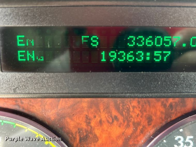 image for item EG0676 2002 Freightliner  Century Class S/T semi truck