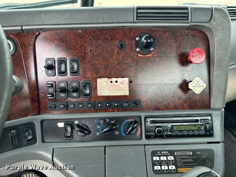 image for item EG0676 2002 Freightliner  Century Class S/T semi truck