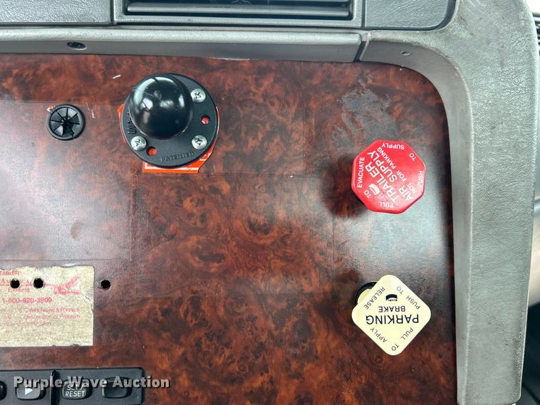 image for item EG0676 2002 Freightliner  Century Class S/T semi truck