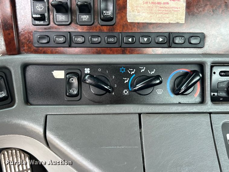 image for item EG0676 2002 Freightliner  Century Class S/T semi truck