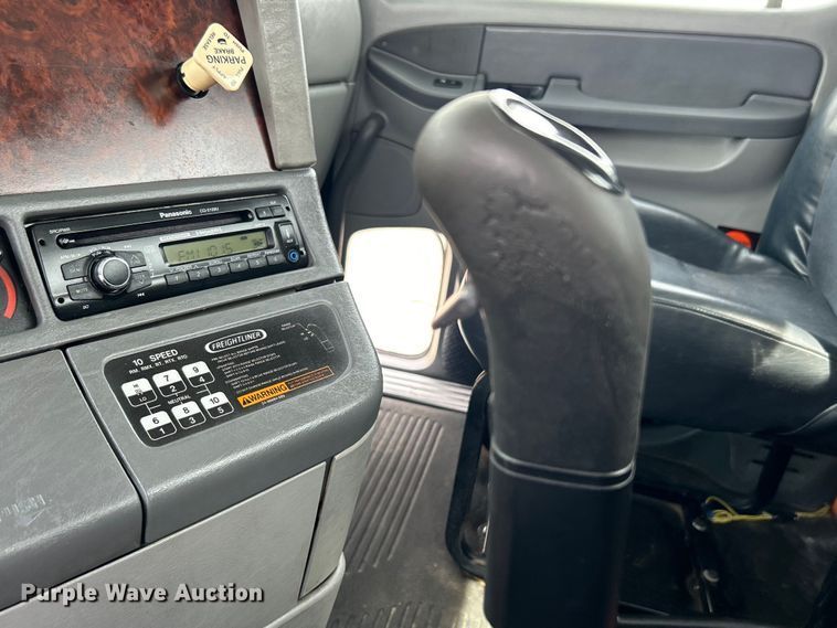 image for item EG0676 2002 Freightliner  Century Class S/T semi truck