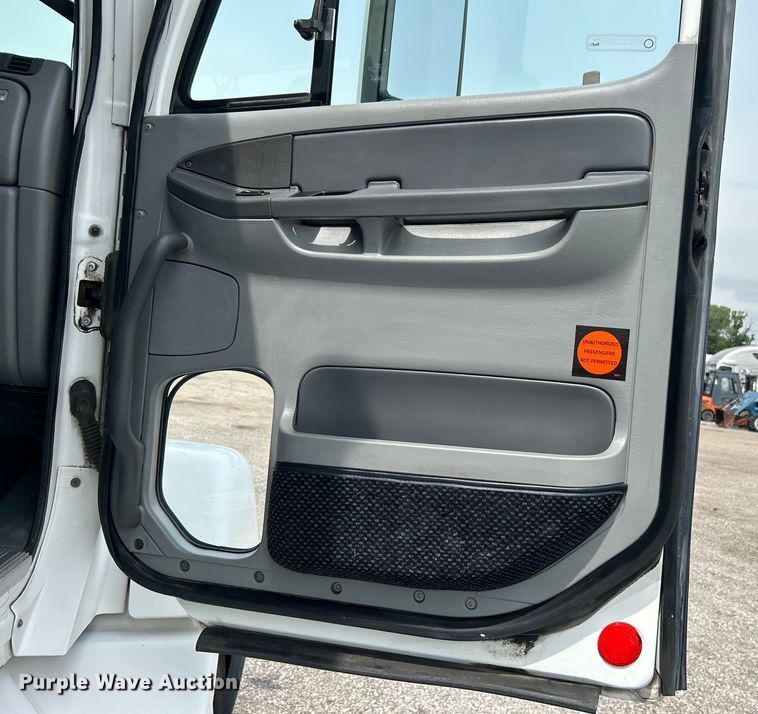 image for item EG0676 2002 Freightliner  Century Class S/T semi truck