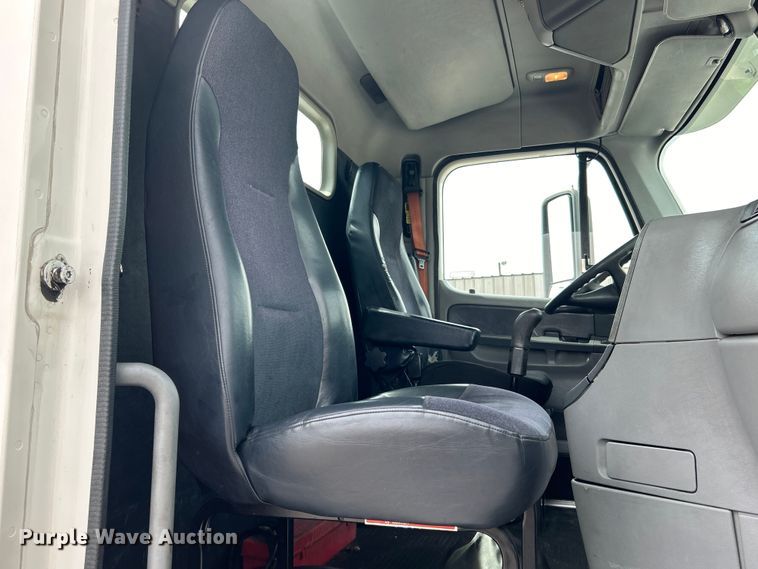 image for item EG0676 2002 Freightliner  Century Class S/T semi truck