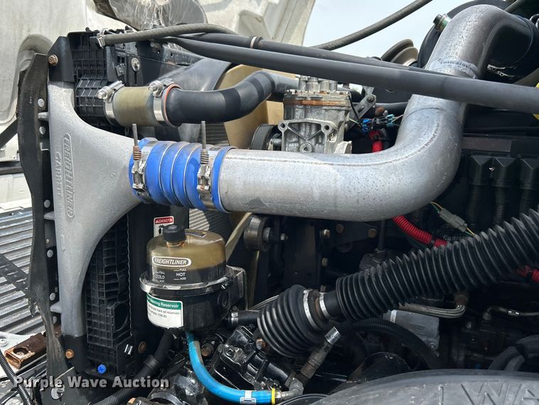 image for item EG0676 2002 Freightliner  Century Class S/T semi truck